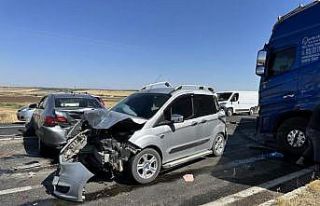 Hızını alamayan tır, kırmızı ışıkta bekleyen...