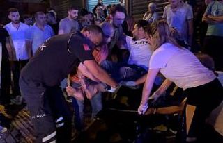 Hızla ilerleyen otomobil servis aracına çarptı...