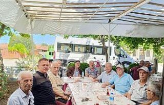 Huzurevi sakinlerinen köy gezisi