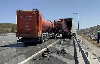 İBB’ye ait İSTAÇ tırı otoyolda kamyonete çarptı...