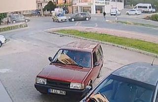 İki aracın arasında kalmaktan saniyelerle kurtuldu,...