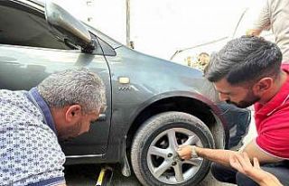 İki defa girdiği araçta sıkışan yavru kedi kurtarıldı