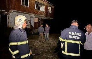 İki katlı ev yangında kullanılmaz hale geldi