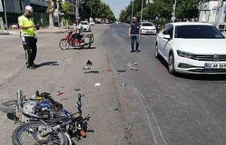 İki otomobil bir motosiklet çarpıştı: 1’i ağır...