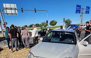 İki otomobil çarpıştı: 2 yaralı