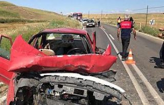 İki otomobil kafa kafaya çarpıştı: 1 ölü, 2...