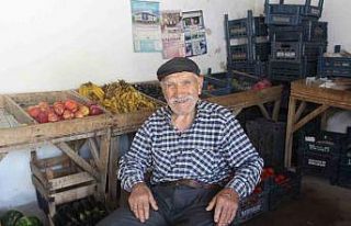 İlerlemiş yaşına rağmen manavlık yaparak gençlere...