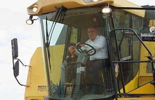 İlk hasadı Başkan Altınok yaptı