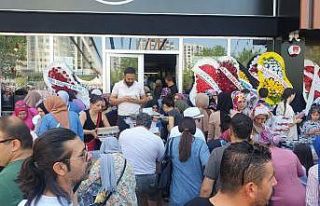 İndirimli ev eşyası satan mağazada izdiham