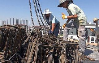 İnşaat işçilerinin sıcak havayla mücadelesi,...