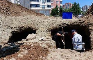 İnşaat kazısında 2 mezar odası bulundu