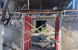 İnşaatın duvarı yemek yapan kadınların üzerine...