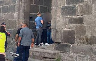 İntihar için kale surlarına çıkan şahsı polis...