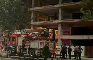 İntihara kalkışan kızı itfaiye amiri kurtardı,...