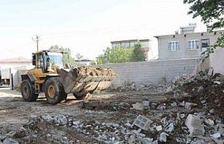 İpekyolu’nda metruk yapıların yıkımı devam...