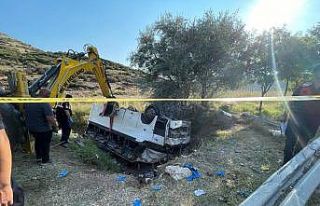 İşçileri taşıyan midibüs ile hafif ticari araç...