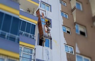 İskelenin halatı koptu, bir işçi ölümle burun...