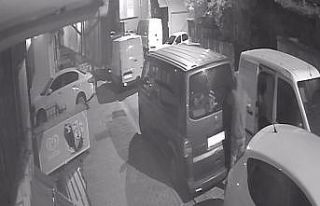 İstanbul’da film gibi hırsızlık kamerada: Araca...