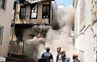 İtfaiye erlerinin söndürürken ölümden döndüğü...