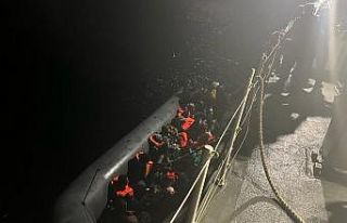 İzmir açıklarında 28 düzensiz göçmen yakalandı