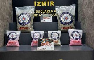 İzmir polisi yüklü miktarda bonzai ve ecstsy hap...