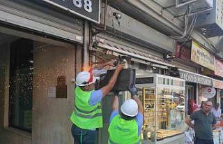 İzmir’de Arapça tabelalar tek tek indirildi