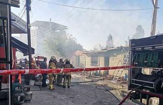 İzmir’de market deposu yandı, faciadan dönüldü