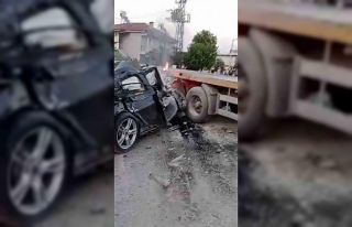İzmir’de otomobil tırın dorsesine ok gibi saplandı:...