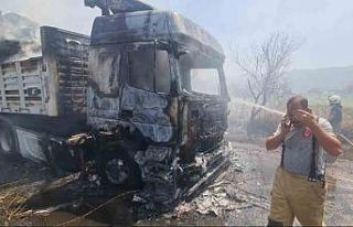 İzmir’de saman yüklü tır alev aldı