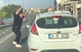 İzmir’de trafikte korku dolu anlar: Yol kesip kadın...