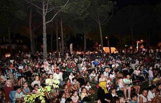 İznik’te açık hava sinemasına miniklerden yoğun...