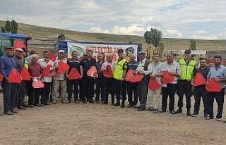 Jandarma reflektör dağıttı