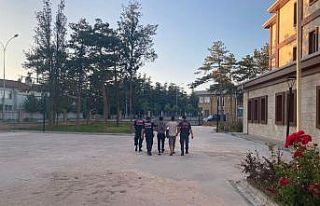 Kaçak göçmenleri taşıyan 2 kişi tutuklandı