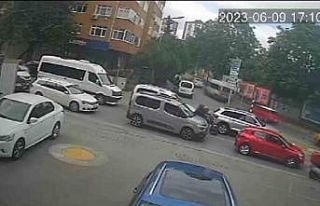 Kadıköy’de kırmızı ışıkta otomobilin camını...