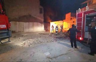 Kağıt toplanan depoda çıkan yangın iş yerlerine...