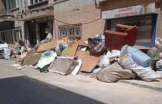 Kaldırım çöp yığınıyla kaplandı