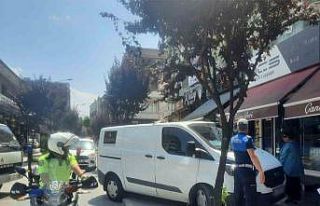 Kaldırıma park eden 9 araca ceza