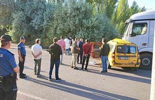 Kamyon çarptığı ticari taksiyi sürükledi: 4...