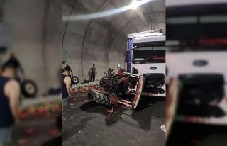 Kamyon, karpuz yüklü traktöre arkadan çarptı;...