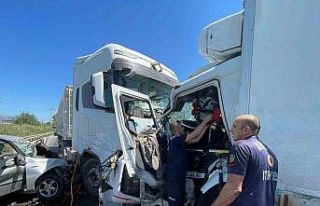 Kamyon karşı şeride geçti, tır ve otomobile çarptı:...