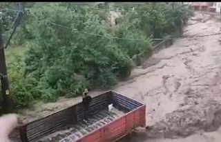 Kamyon sürücüsü sel sularında dehşeti yaşadı,...