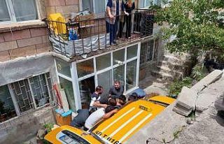 Kamyonet ile çarpışan taksi evin bahçesine uçtu