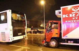 Kamyonet otobüse çarptı: 1 yaralı