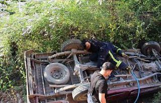 Kanala düşen kamyonetin altında kaldı, 1 saatlik...