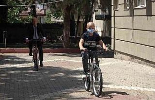 Kanser tedavisi gören çocuğa bisiklet sürprizi:...
