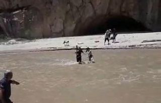 Kanyonda suyun yükselmesiyle mahsur kalanları itfaiye...