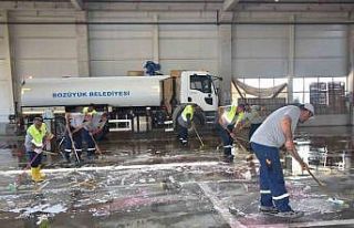 Kapalı pazar periyodik aralıklarla yıkanarak temizleniyor