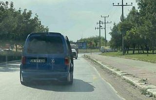 Kapısı açık bir şekilde seyreden araç görenleri...