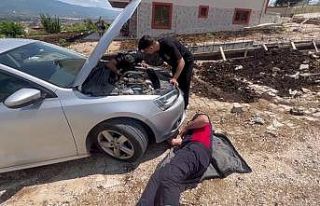 Kaputa sıkıştı, itfaiye ekiplerince kurtarıldı