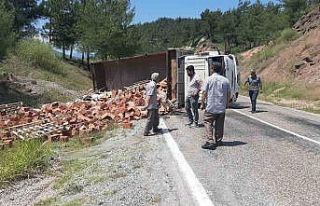 Karabük’te tuğla yüklü kamyon devrildi: 1 yaralı